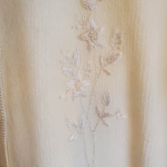 Beautiful Sweater - Picture 4 of 7